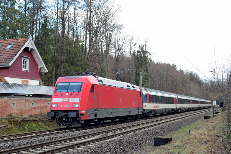 101 059 mit IC 189 bei km 18,2 (Januar 2023)