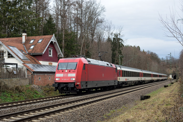 101 063 mit IC 189 bei km 18,2 (Januar 2023)