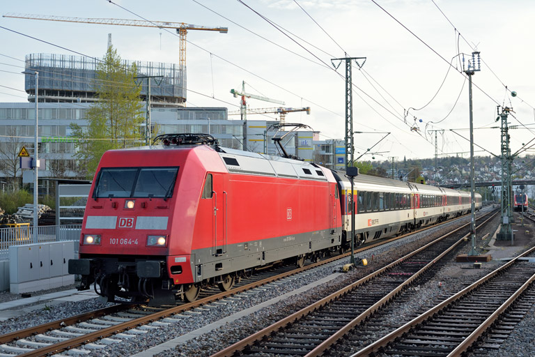 101 064 mit IC 184 bei km 15,6 (April 2023)