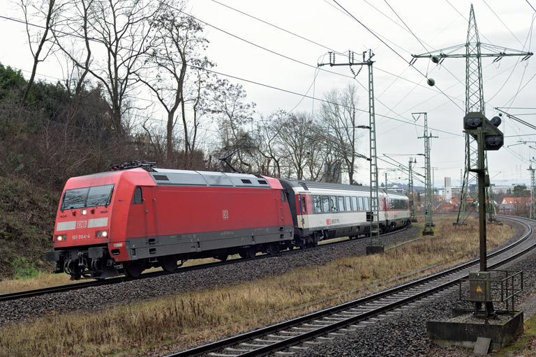 101 064 mit IC 189 bei km 17,4 (Januar 2023)