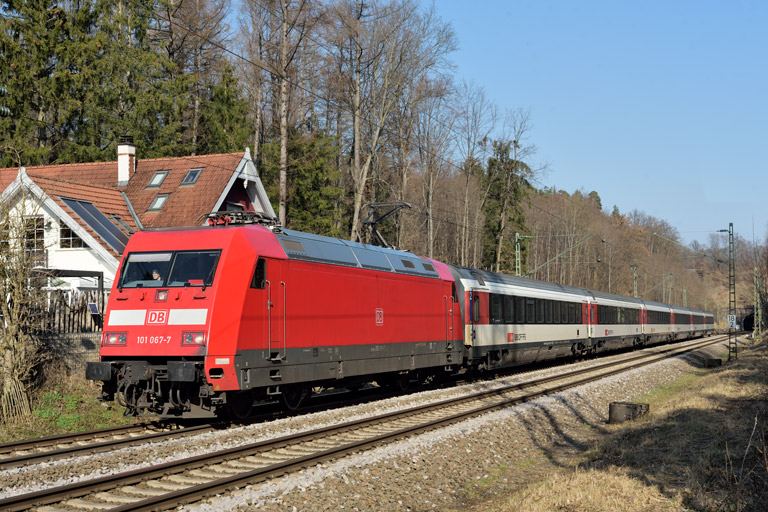 101 067 mit IC 189 bei km 18,2 (M&auml;rz 2023)