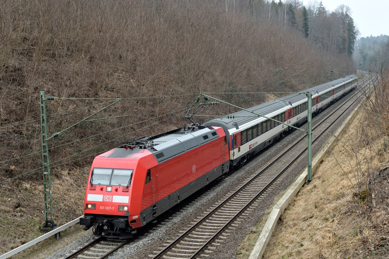 101 067 mit IC 189 bei km 19,0 (M&auml;rz 2023)