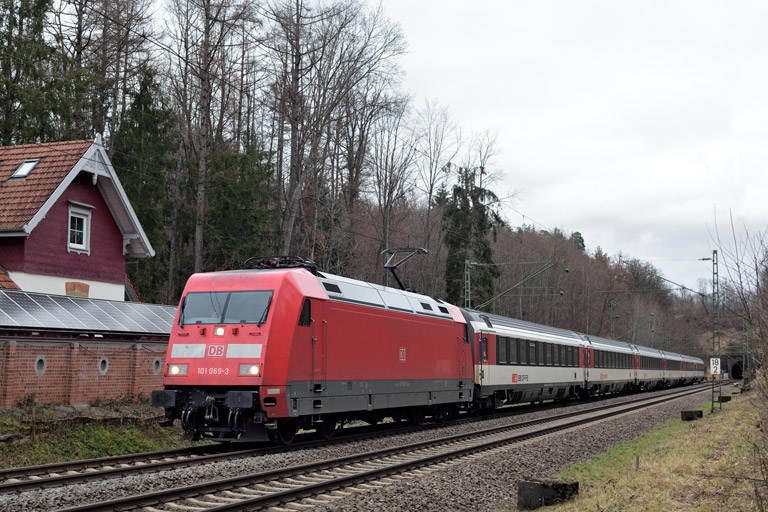 101 069 mit IC 189 bei km 18,2 (Januar 2023)