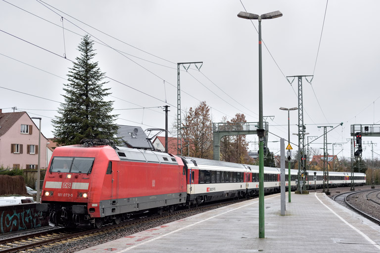 101 073 mit IC 185 bei km 16,8 (Januar 2023)
