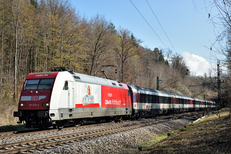 101 076 mit IC 185 bei km 18,0 (April 2023)