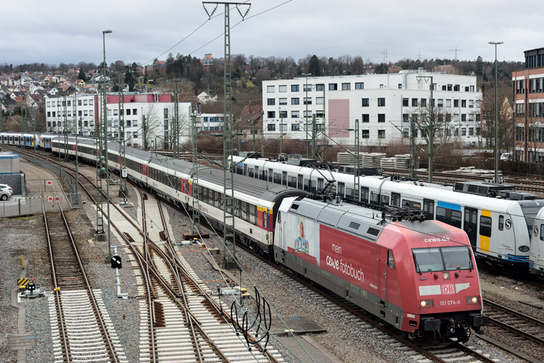 101 076 mit IC 280 bei km 16,0 (Februar 2023)