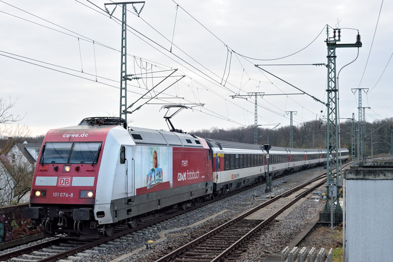 101 076 mit IC 284 bei km 16,8 (April 2023)