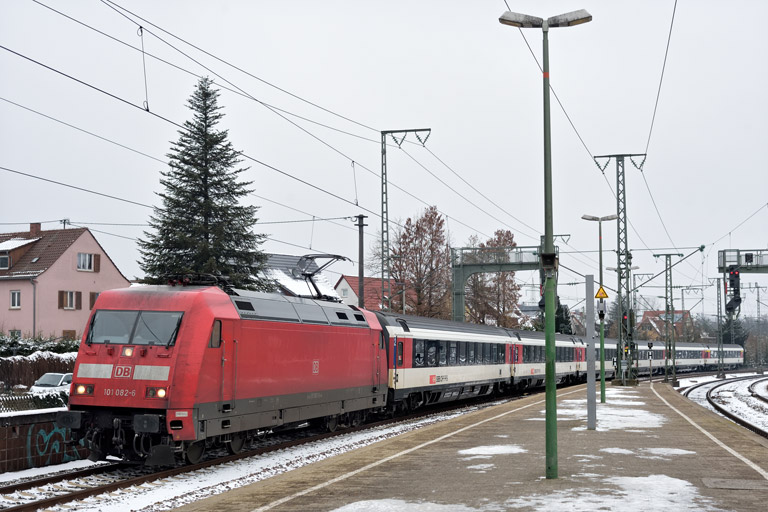 101 082 mit IC 185 bei km 16,8 (Januar 2023)