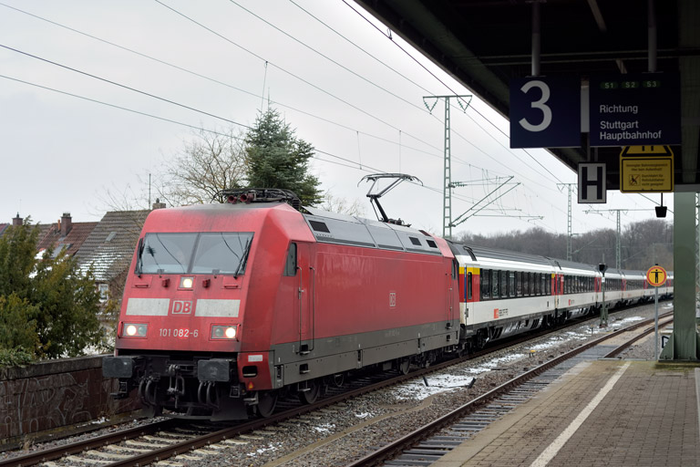 101 082 mit IC 284 bei km 16,8 (Januar 2023)
