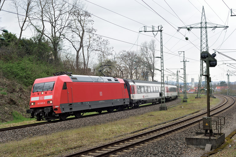 101 085 mit IC 189 bei km 17,4 (April 2023)