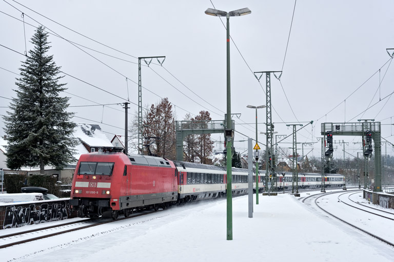 101 090 mit IC 185 bei km 16,8 (Januar 2023)