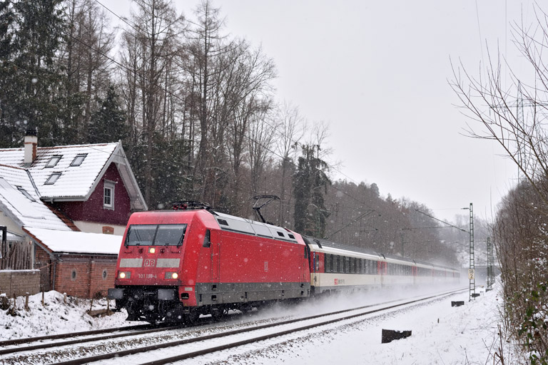 101 101 mit IC 189 bei km 18,2 (Januar 2023)