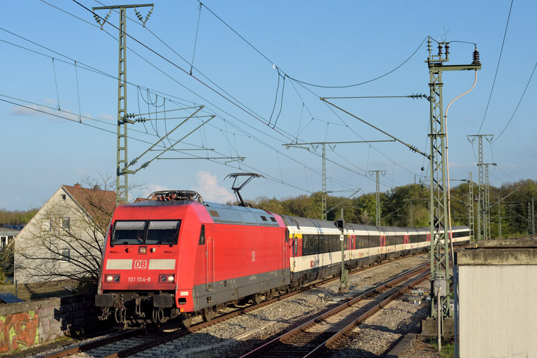 101 104 mit IC 184 bei km 16,8 (Mai 2023)