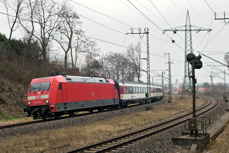101 107 mit IC 185 bei km 17,4 (M&auml;rz 2023)