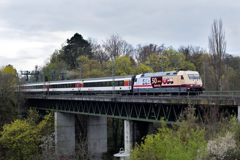 101 110 mit IC 184 bei km 14,6 (April 2023)