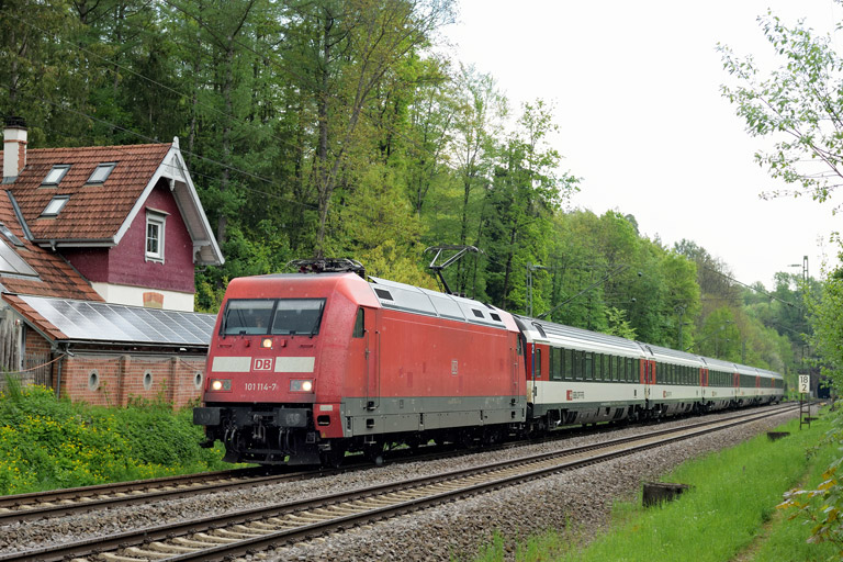 101 114 mit IC 189 bei km 18,2 (Mai 2023)