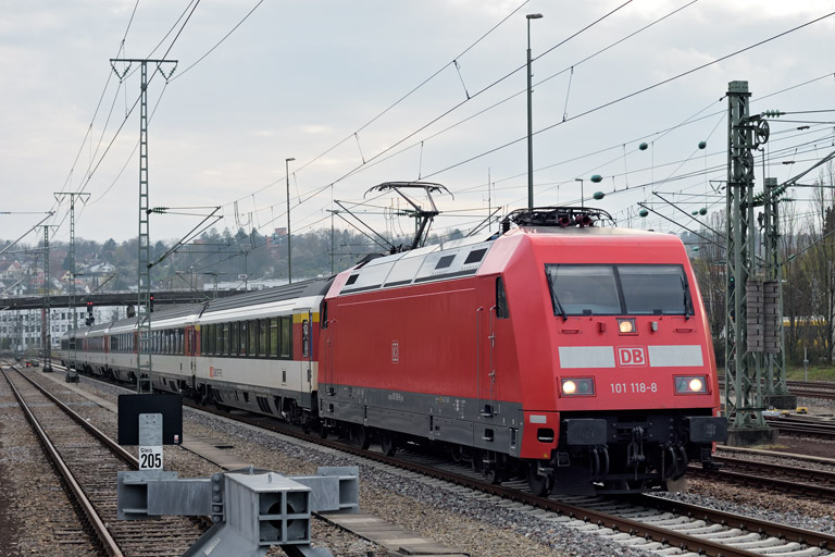 101 118 mit IC 184 bei km 15,6 (April 2023)