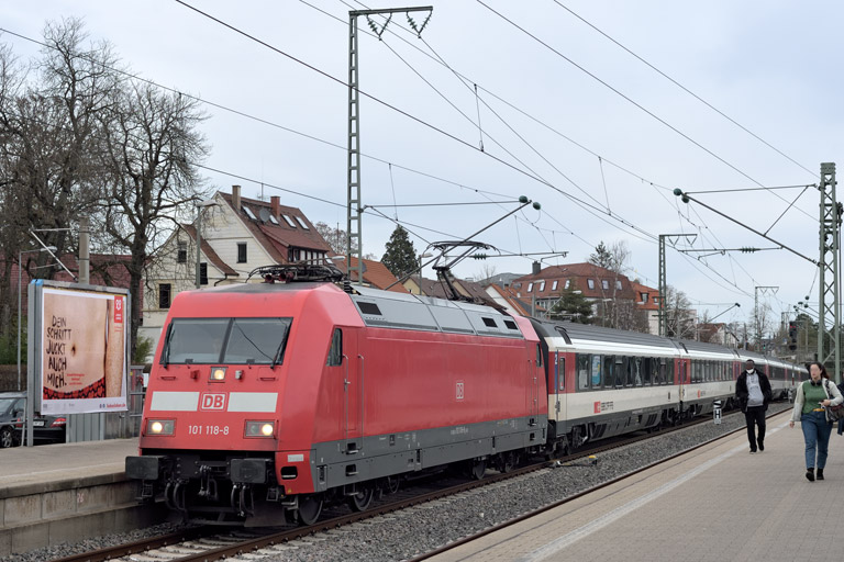 101 118 mit IC 189 bei km 15,6 (Januar 2023)