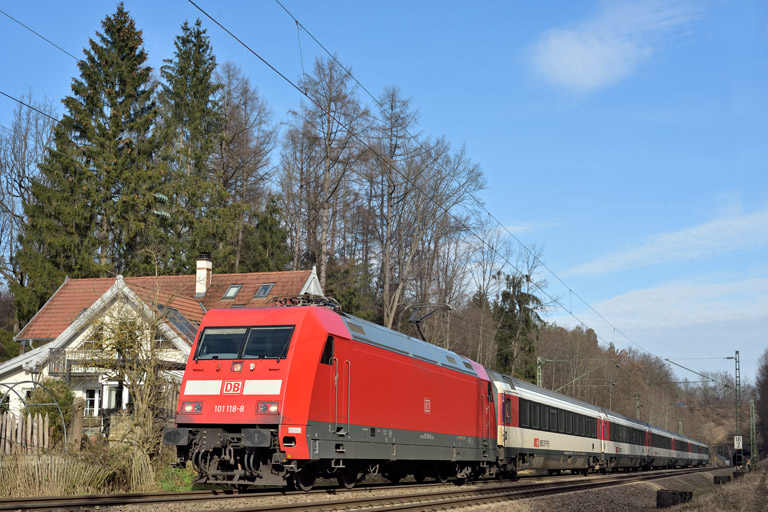 101 118 mit IC 189 bei km 18,2 (Februar 2023)