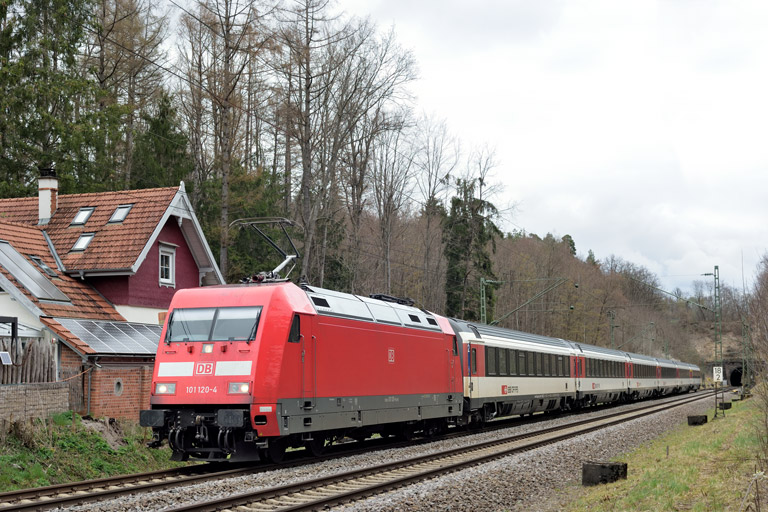 101 120 mit IC 189 bei km 18,2 (April 2023)