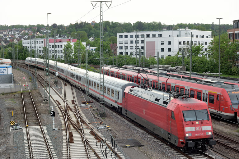 101 127 mit IC 184 bei km 16,0 (Mai 2023)