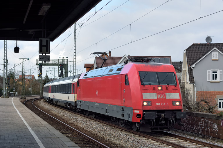 101 134 mit IC 189 bei km 16,8 (Februar 2023)