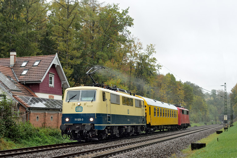 111 025 mit Mess 92827 bei km 18,2 (Oktober 2023)