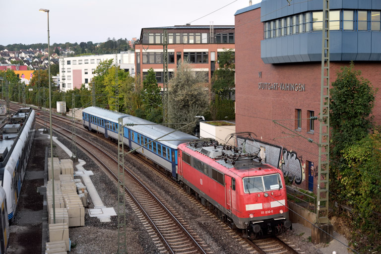 111 036 mit SVG 17499 bei km 16,0 (Oktober 2023)