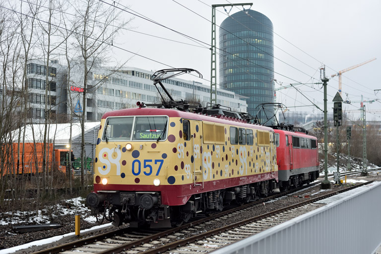 111 057 und 111 066 bei km 15,6 (Januar 2023)