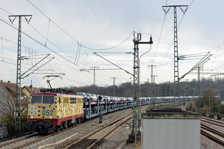 111 057 mit DGS 92853 bei km 16,8 (Februar 2023)