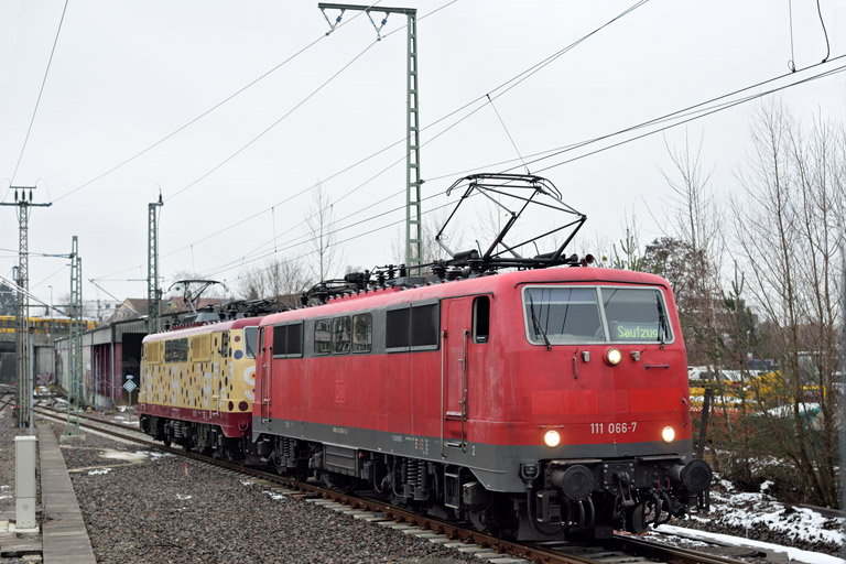 111 066 und 111 057 bei km 15,4 (Januar 2023)