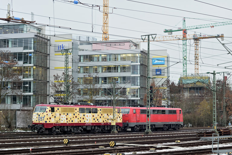 111 066 und 111 057 bei km 15,8 (Januar 2023)