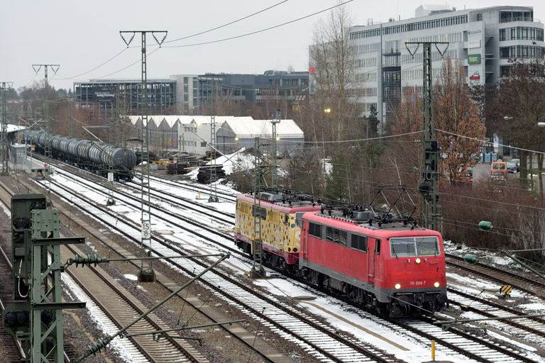 111 066 und 111 057 bei km 15,8 (Januar 2023)