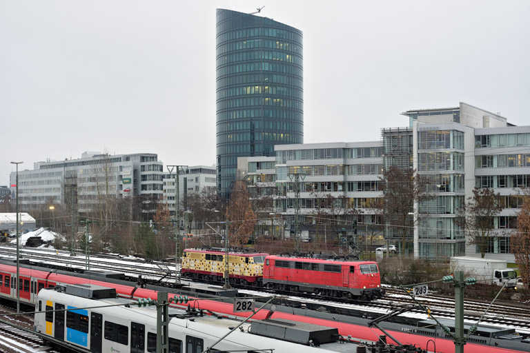 111 066 und 111 057 bei km 15,8 (Januar 2023)