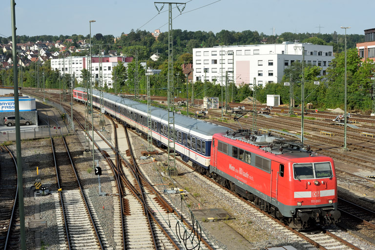 111 093 mit DPN 89565 bei km 16,0 (August 2023)