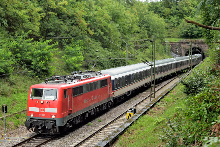 111 093 mit DPN 89568 bei km 18,0 (August 2023)