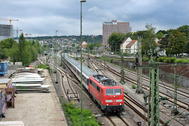 111 093 mit DPN 89579 bei km 15,4 (August 2023)