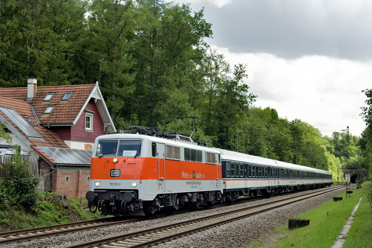 111 111 mit DPN 89568 bei km 18,2 (August 2023)