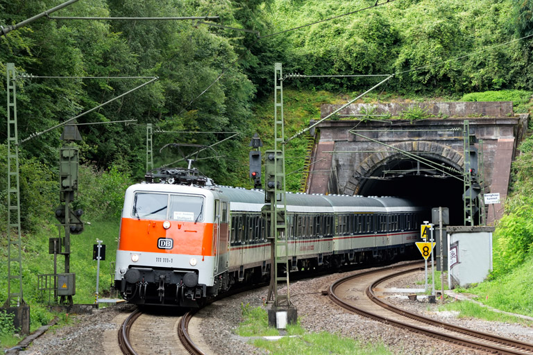 111 111 mit DPN 89569 bei km 17,6 (August 2023)