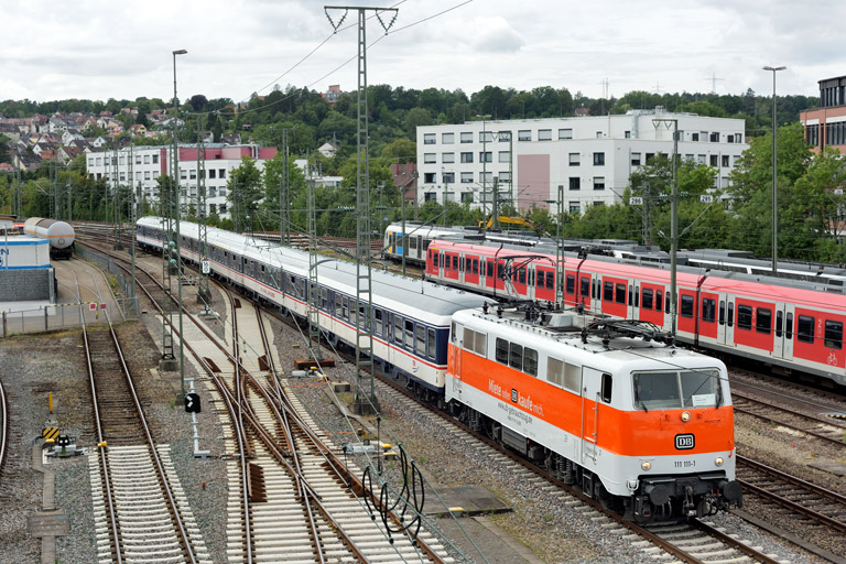 111 111 mit DPN 89573 bei km 16,0 (Juli 2023)