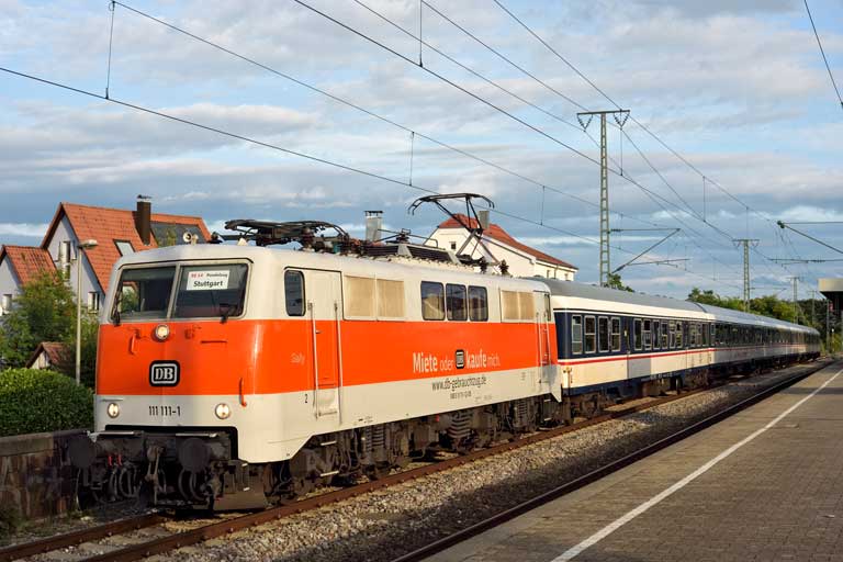 111 111 mit DPN 89585 bei km 16,8 (August 2023)