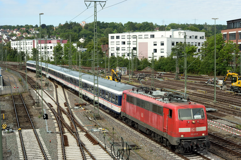 111 121 mit DPN 89565 bei km 16,0 (August 2023)