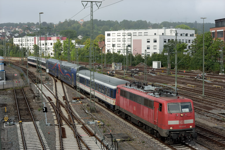 111 121 mit DPN 89565 bei km 16,0 (August 2023)