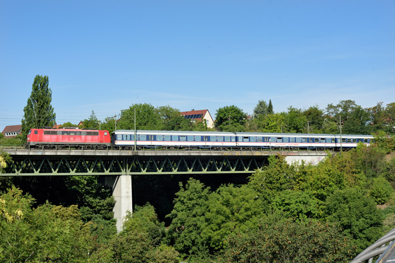 111 121 mit DPN 89566 bei km 14,6 (August 2023)