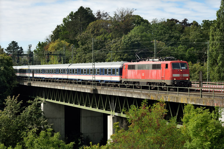 111 121 mit DPN 89567 bei km 14,6 (August 2023)