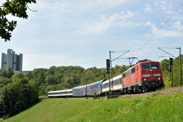 111 121 mit DPN 89569 bei km 13,4 (August 2023)