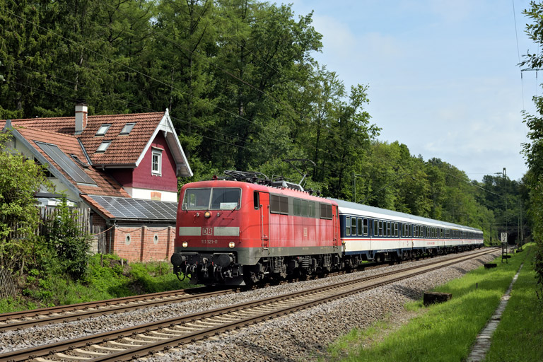 111 121 mit DPN 89570 bei km 18,2 (August 2023)