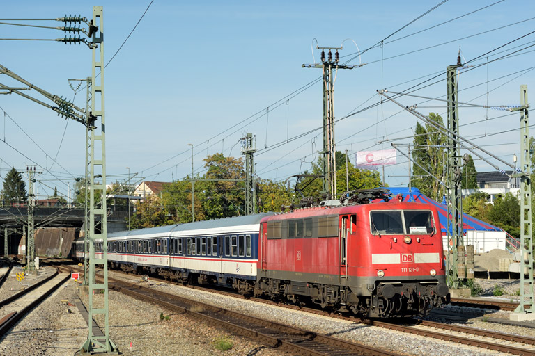 111 121 mit DPN 89582 bei km 15,4 (August 2023)