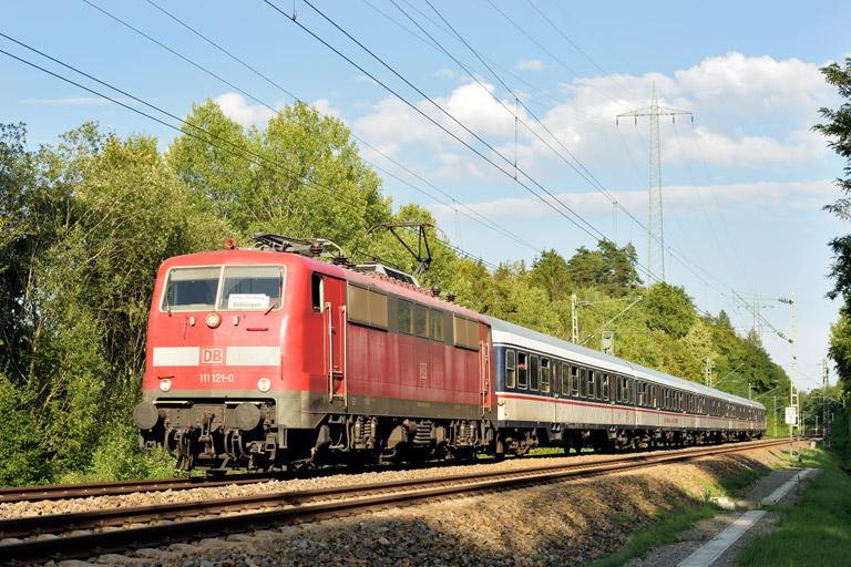 111 121 mit DPN 89582 bei km 22,2 (August 2023)