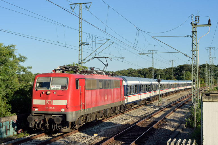 111 121 mit DPN 89585 bei km 16,8 (August 2023)